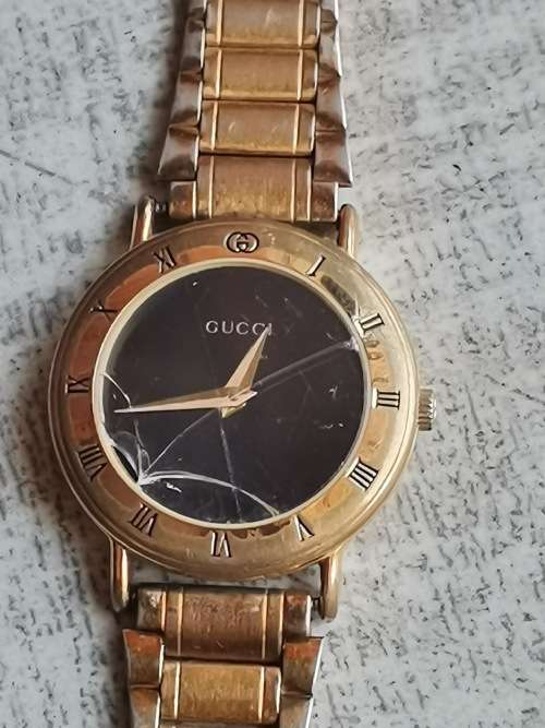 ORIGINAL LADIES GUCCI WATCH IN EXCELLENT WORKING CONDITION VALUED @ R3500 WITH VALUATION CERTIFICATE