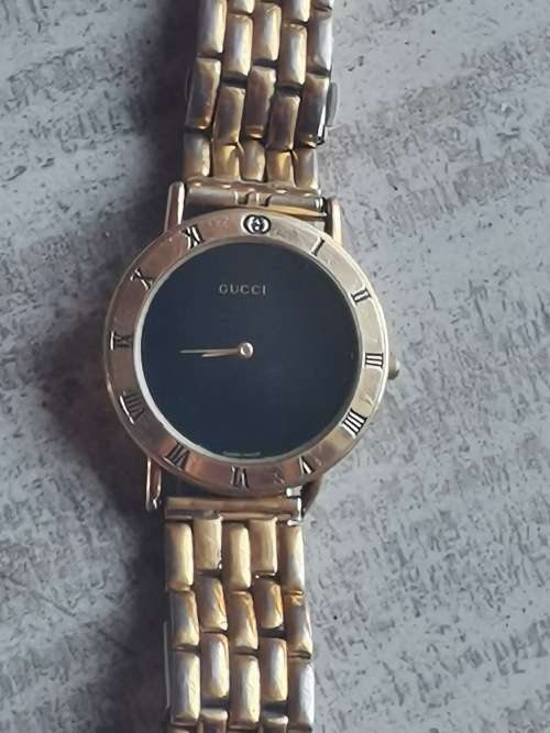 MENS GOLD PLATED SWISS MADE GUCCI WATCH VALUED @ R6000 IN EXCELLENT WORKING CONDITION