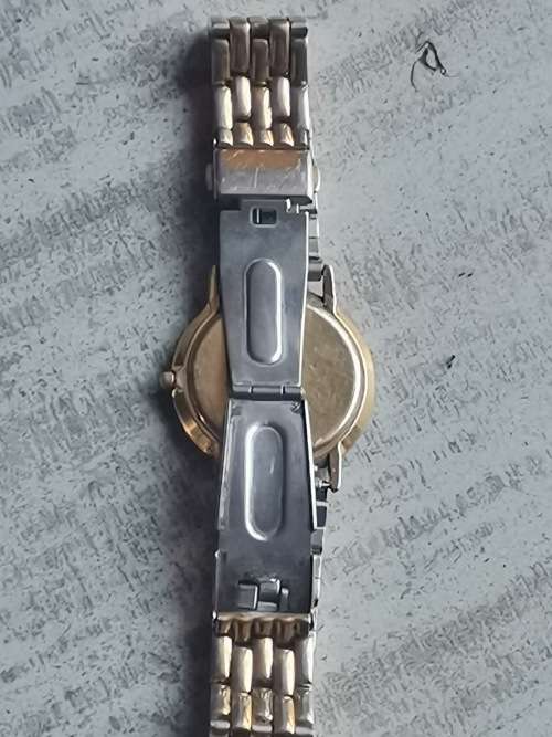MENS GOLD PLATED SWISS MADE GUCCI WATCH VALUED @ R6000 IN EXCELLENT WORKING CONDITION
