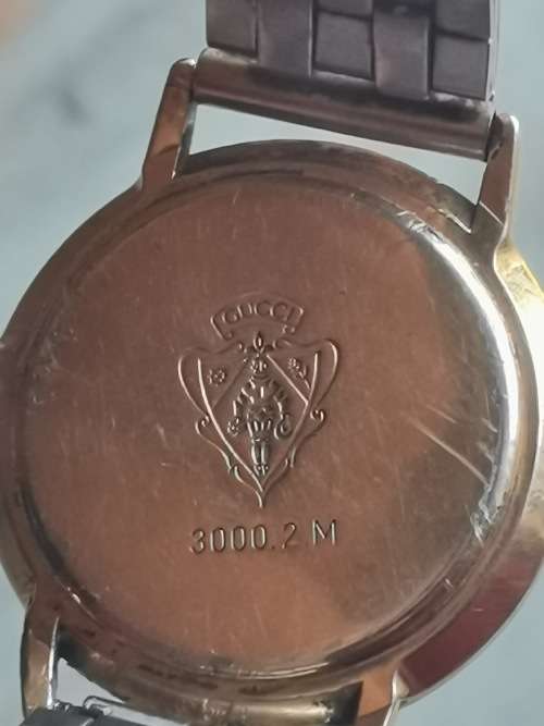 MENS GOLD PLATED SWISS MADE GUCCI WATCH VALUED @ R6000 IN EXCELLENT WORKING CONDITION