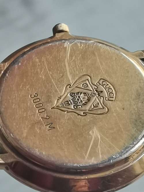 MENS GOLD PLATED SWISS MADE GUCCI WATCH VALUED @ R6000 IN EXCELLENT WORKING CONDITION