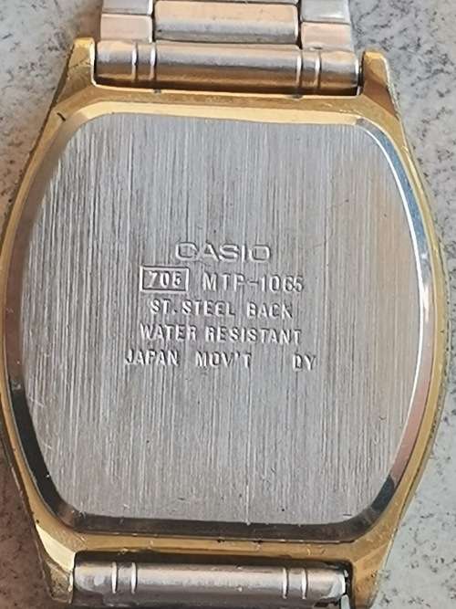 MENS CASIO MTP-1065 GOLD PLATED WATCH IN EXCELLENT WORKING CONDITION