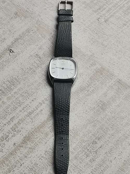 MENS VINTAGE TIMEX WATCH WORKS BUT LOSES TIME NEEDS SERVICE