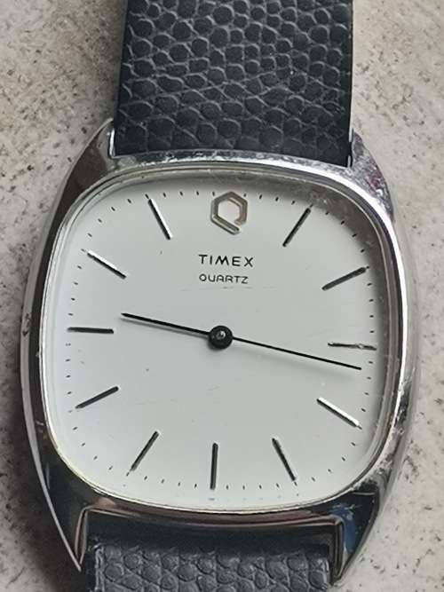 MENS VINTAGE TIMEX WATCH WORKS BUT LOSES TIME NEEDS SERVICE