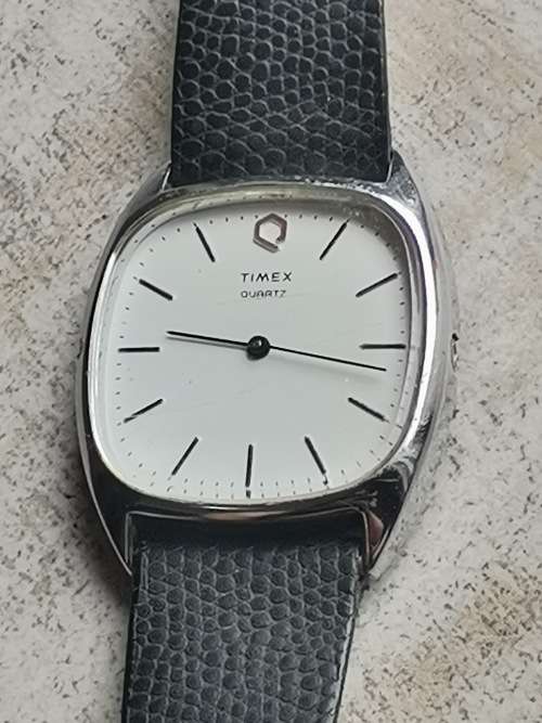 MENS VINTAGE TIMEX WATCH WORKS BUT LOSES TIME NEEDS SERVICE