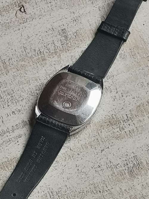 MENS VINTAGE TIMEX WATCH WORKS BUT LOSES TIME NEEDS SERVICE
