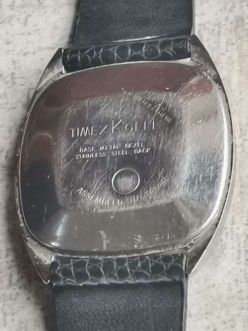 MENS VINTAGE TIMEX WATCH WORKS BUT LOSES TIME NEEDS SERVICE
