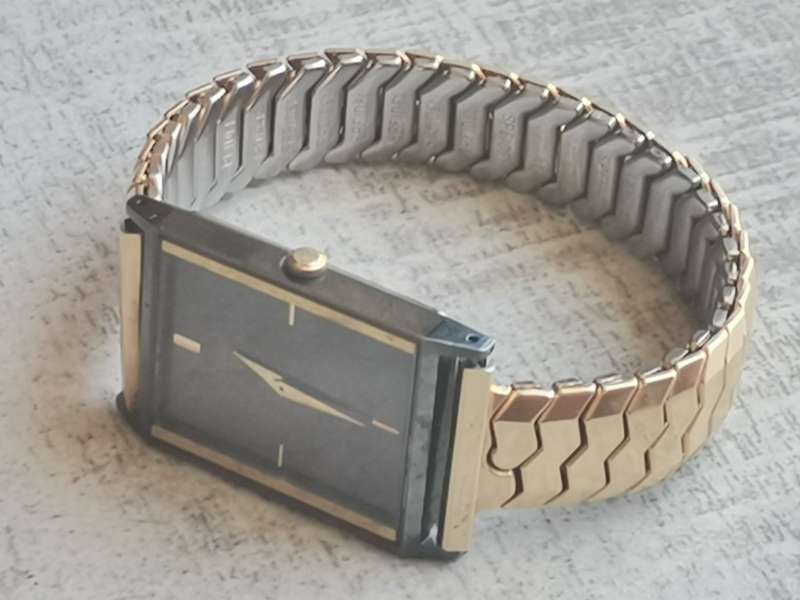 VINTAGE MENS PULSAR DRESS WATCH WITH GOLD PLATED SPIDEL STRAP