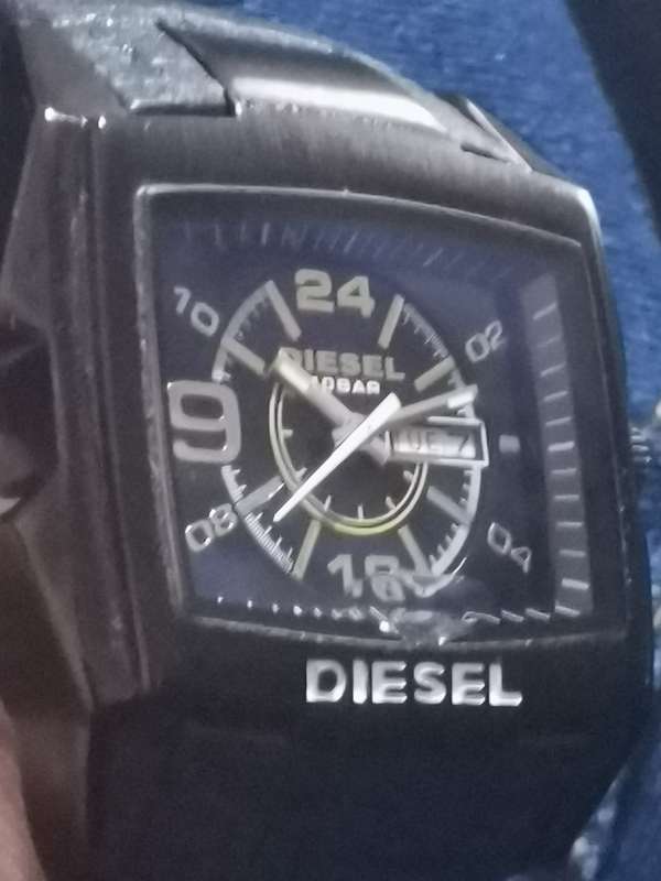 DIESEL MENS WATCH WITH DAY/DATE FUNCTION IN EXCELLENT WORKING CONDITION