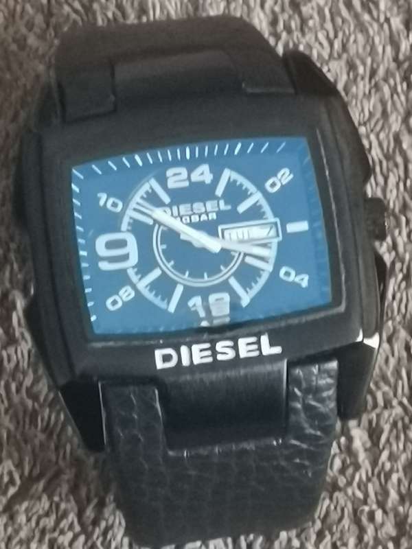 DIESEL MENS WATCH WITH DAY/DATE FUNCTION IN EXCELLENT WORKING CONDITION