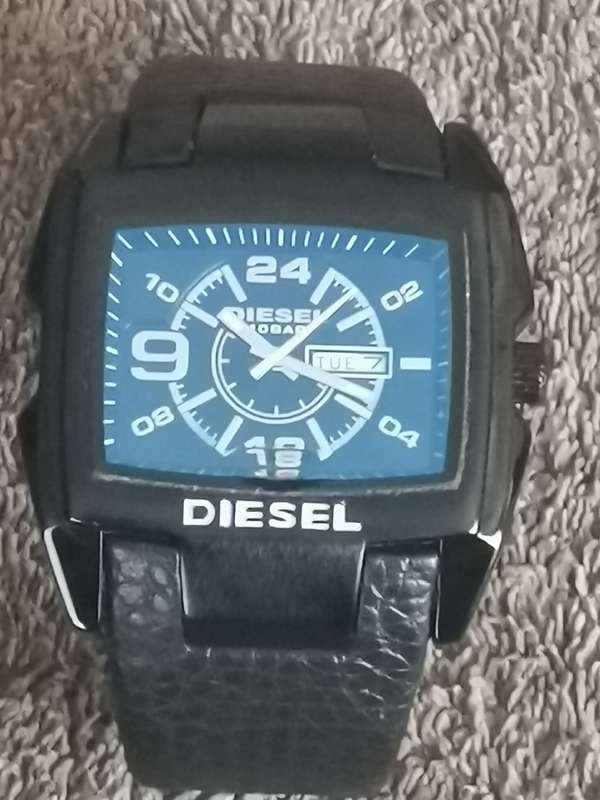DIESEL MENS WATCH WITH DAY/DATE FUNCTION IN EXCELLENT WORKING CONDITION