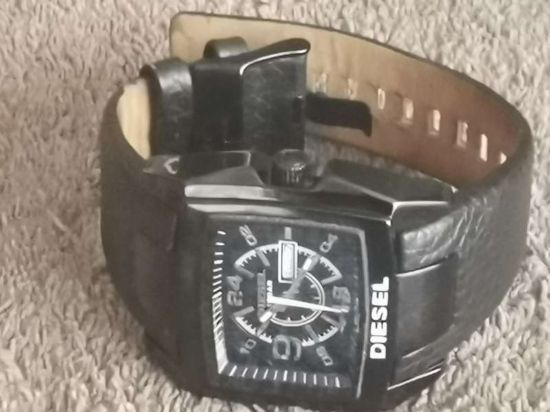 DIESEL MENS WATCH WITH DAY/DATE FUNCTION IN EXCELLENT WORKING CONDITION