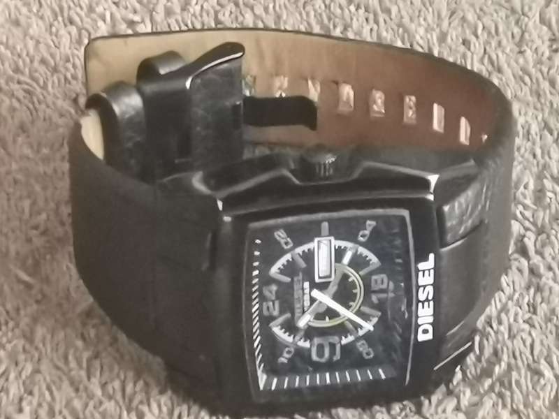 DIESEL MENS WATCH WITH DAY/DATE FUNCTION IN EXCELLENT WORKING CONDITION