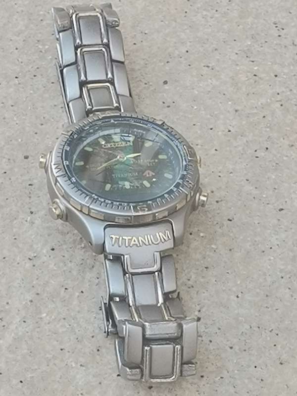 MENS CITIZEN ECO-DRIVE TITANIUM ANALOG/DIGITAL WATCH IN EXCELLENT WORKING CONDITION