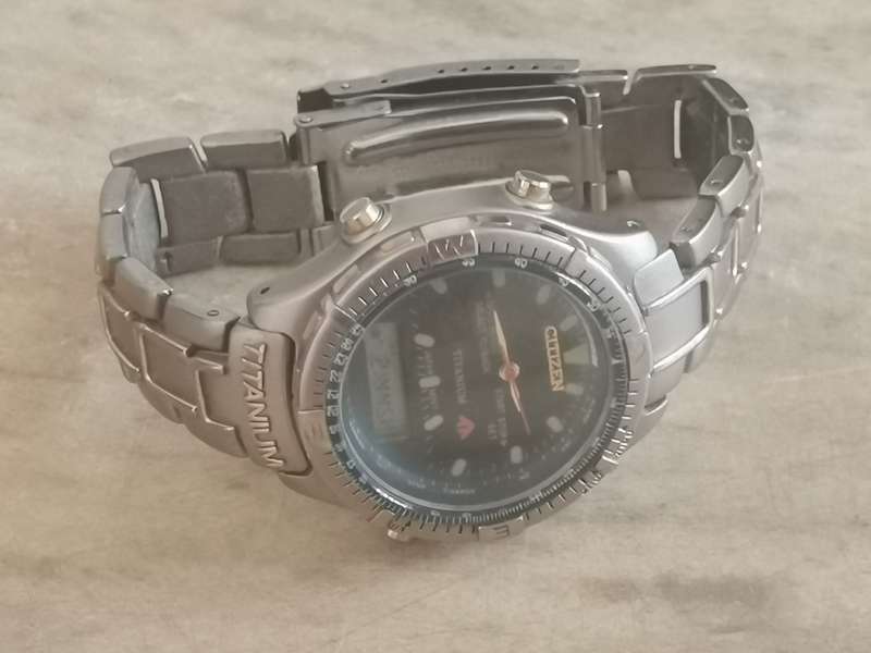 MENS CITIZEN ECO-DRIVE TITANIUM ANALOG/DIGITAL WATCH IN EXCELLENT WORKING CONDITION