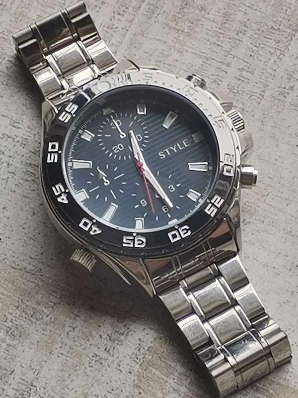 BIG AND BOLD MENS WATCH IN EXCELLENT WORKING CONDITION