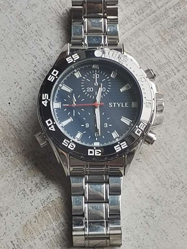 BIG AND BOLD MENS WATCH IN EXCELLENT WORKING CONDITION