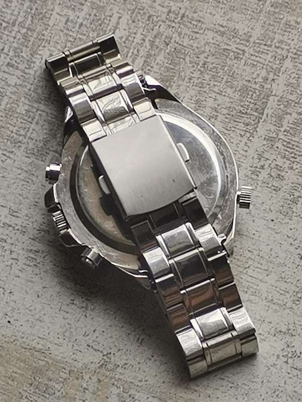 BIG AND BOLD MENS WATCH IN EXCELLENT WORKING CONDITION