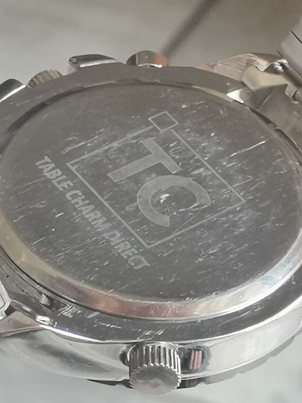 BIG AND BOLD MENS WATCH IN EXCELLENT WORKING CONDITION