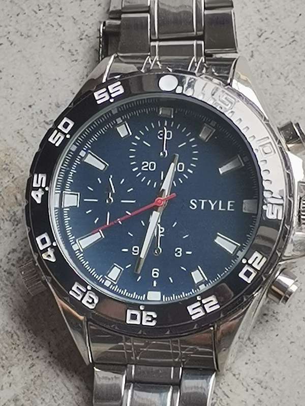 BIG AND BOLD MENS WATCH IN EXCELLENT WORKING CONDITION