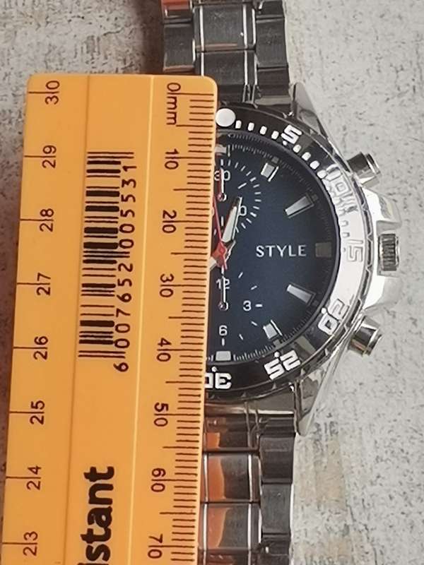 BIG AND BOLD MENS WATCH IN EXCELLENT WORKING CONDITION