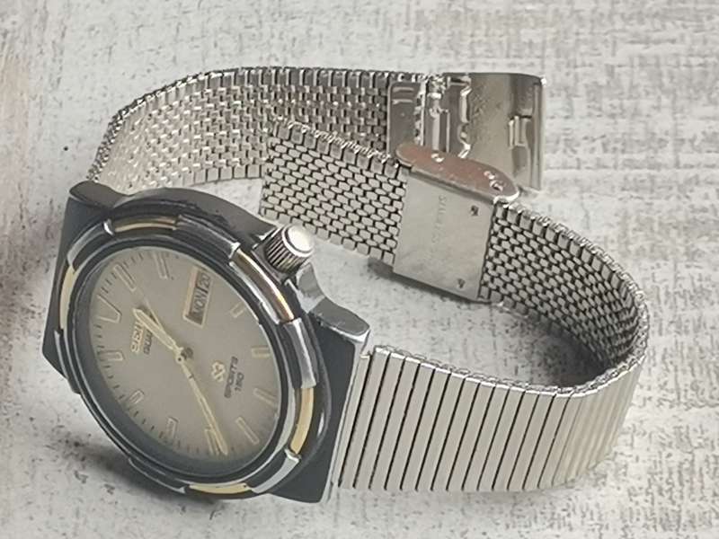 MENS SEIKO SQ3 150M WATER RESIST SPORTS WATCH WITH DAY/DATE FUNCTION IN EXCELLENT WORKING CONDITION