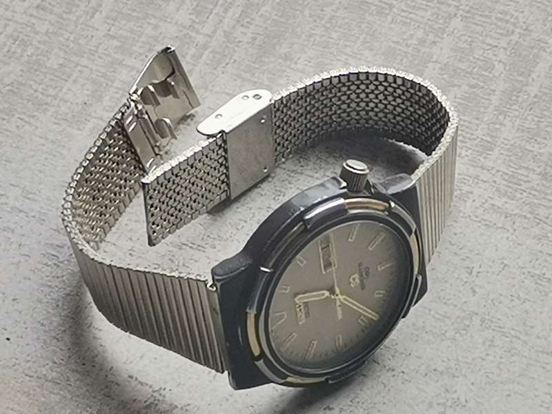 MENS SEIKO SQ3 150M WATER RESIST SPORTS WATCH WITH DAY/DATE FUNCTION IN EXCELLENT WORKING CONDITION