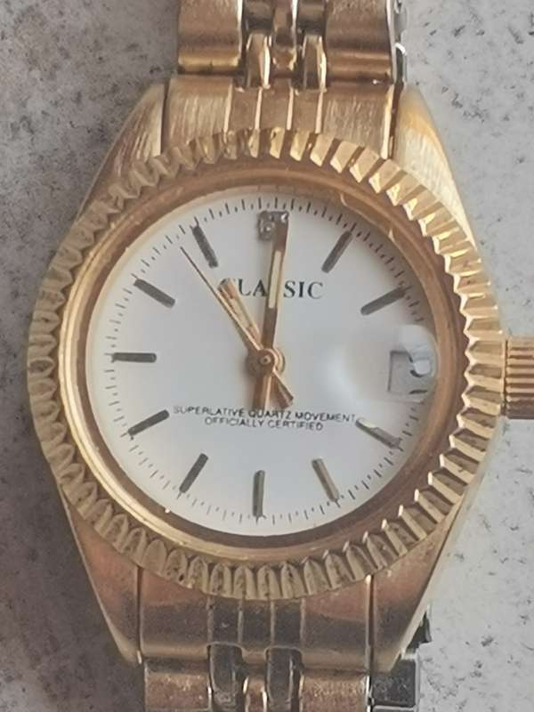 CLASSIC GENUINE DIAMOND GOLD PLATED LADIES WATCH IN EXCELLENT WORKING CONDITION