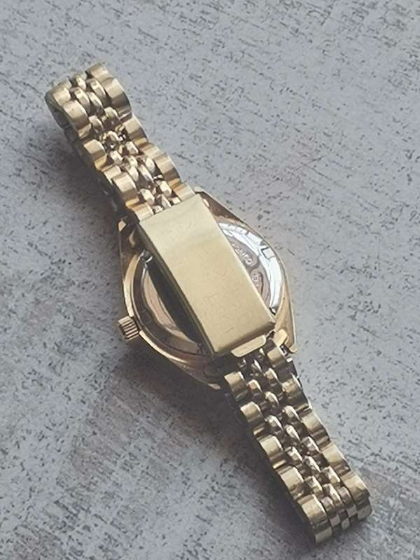CLASSIC GENUINE DIAMOND GOLD PLATED LADIES WATCH IN EXCELLENT WORKING CONDITION