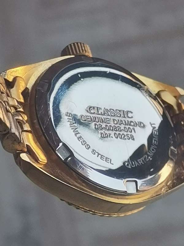 CLASSIC GENUINE DIAMOND GOLD PLATED LADIES WATCH IN EXCELLENT WORKING CONDITION
