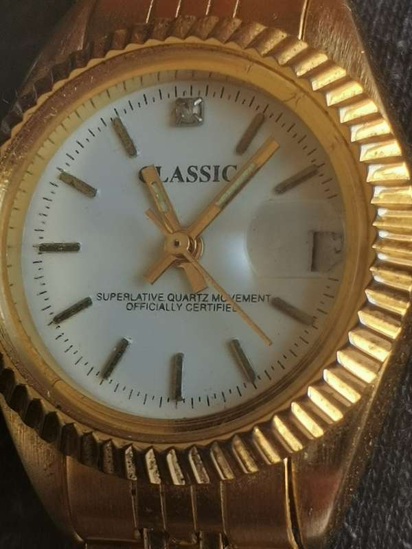 CLASSIC GENUINE DIAMOND GOLD PLATED LADIES WATCH IN EXCELLENT WORKING CONDITION