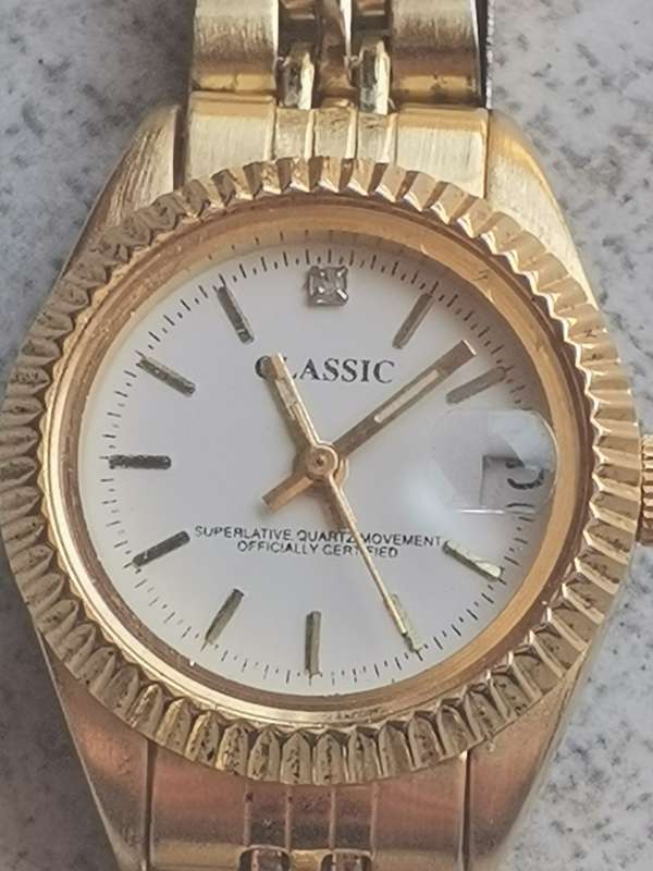 CLASSIC GENUINE DIAMOND GOLD PLATED LADIES WATCH IN EXCELLENT WORKING CONDITION