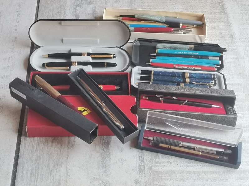 HUGE COLLECTION OF VINTAGE PENS AND PENCILS