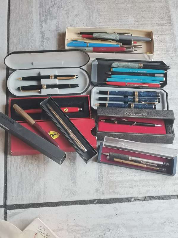 HUGE COLLECTION OF VINTAGE PENS AND PENCILS