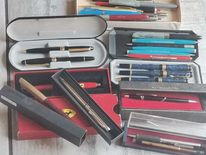HUGE COLLECTION OF VINTAGE PENS AND PENCILS