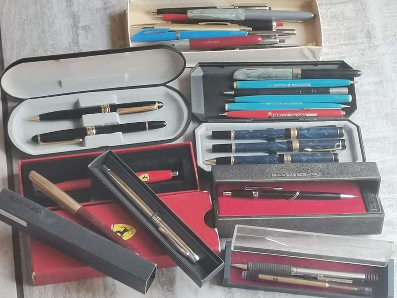 HUGE COLLECTION OF VINTAGE PENS AND PENCILS