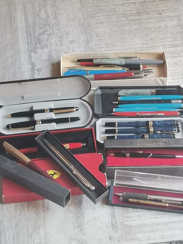 HUGE COLLECTION OF VINTAGE PENS AND PENCILS