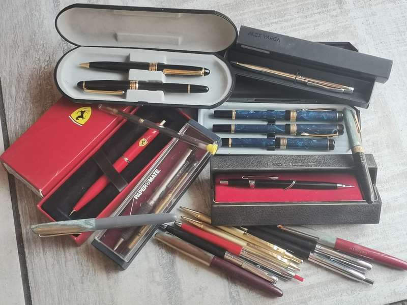HUGE COLLECTION OF VINTAGE PENS AND PENCILS