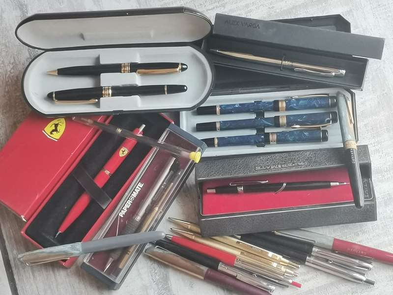 HUGE COLLECTION OF VINTAGE PENS AND PENCILS