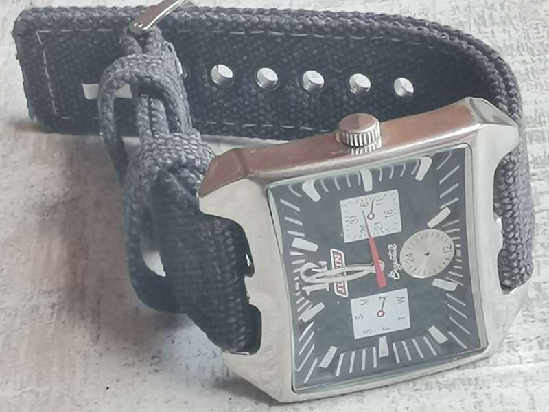 JUSTIN MENS WATCH IN EXCELLENT WORKING CONDITION