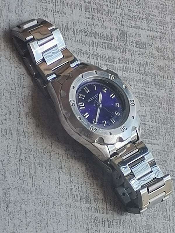 YARDLEY STAINLESS STEEL MENS WATCH IN EXCELLENT WORKING CONDITION