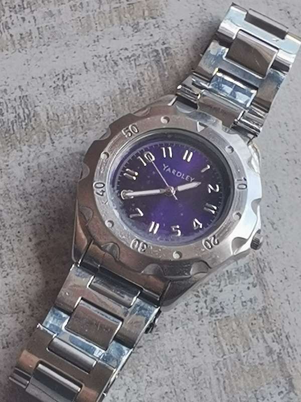 YARDLEY STAINLESS STEEL MENS WATCH IN EXCELLENT WORKING CONDITION