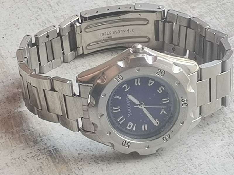 YARDLEY STAINLESS STEEL MENS WATCH IN EXCELLENT WORKING CONDITION