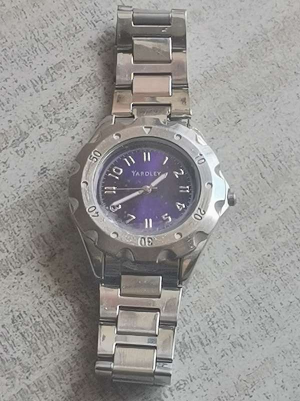 YARDLEY STAINLESS STEEL MENS WATCH IN EXCELLENT WORKING CONDITION