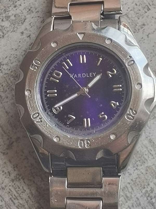YARDLEY STAINLESS STEEL MENS WATCH IN EXCELLENT WORKING CONDITION