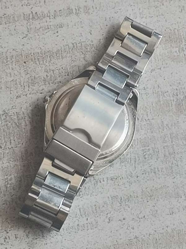 YARDLEY STAINLESS STEEL MENS WATCH IN EXCELLENT WORKING CONDITION
