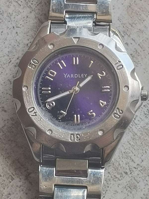 YARDLEY STAINLESS STEEL MENS WATCH IN EXCELLENT WORKING CONDITION