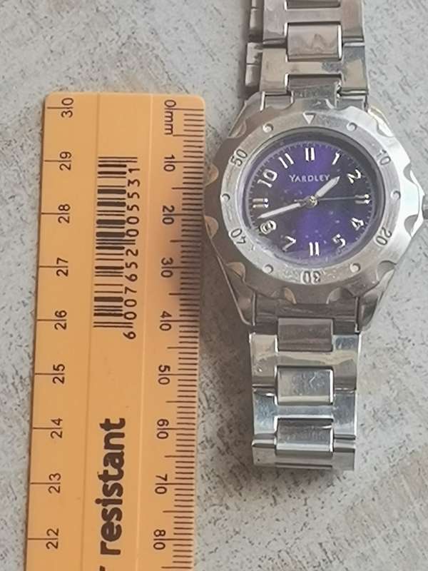 YARDLEY STAINLESS STEEL MENS WATCH IN EXCELLENT WORKING CONDITION