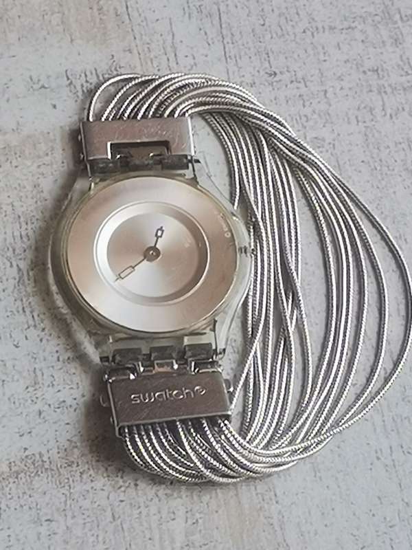 ELEGANT AND UNIQUE LADIES SWATCH WATCH IN EXCELLENT WORKING CONDITION