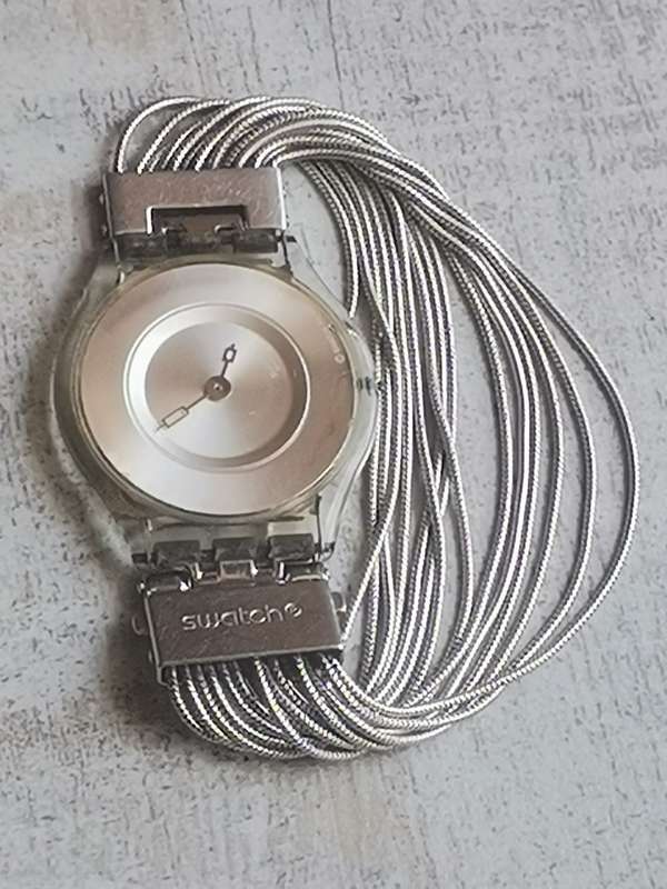 ELEGANT AND UNIQUE LADIES SWATCH WATCH IN EXCELLENT WORKING CONDITION